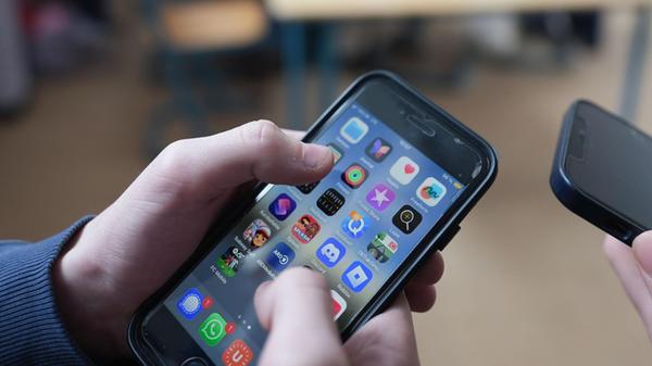 Zwei Schüler stehen in einem Klassenraum im Goethe