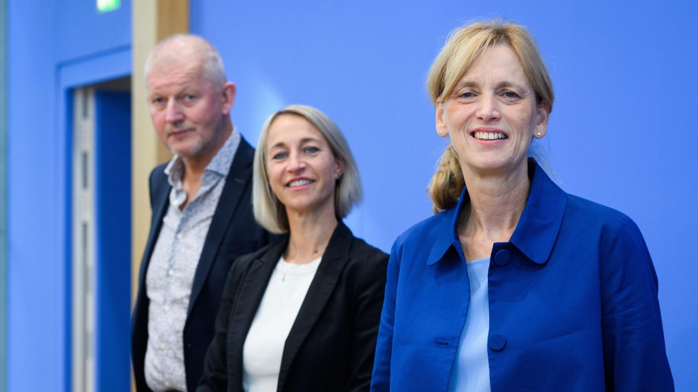 Karin Prien (r, CDU), Bundesministerin für Bildung