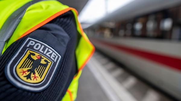 Ein Bundespolizist steht am Hauptbahnhof vor einem