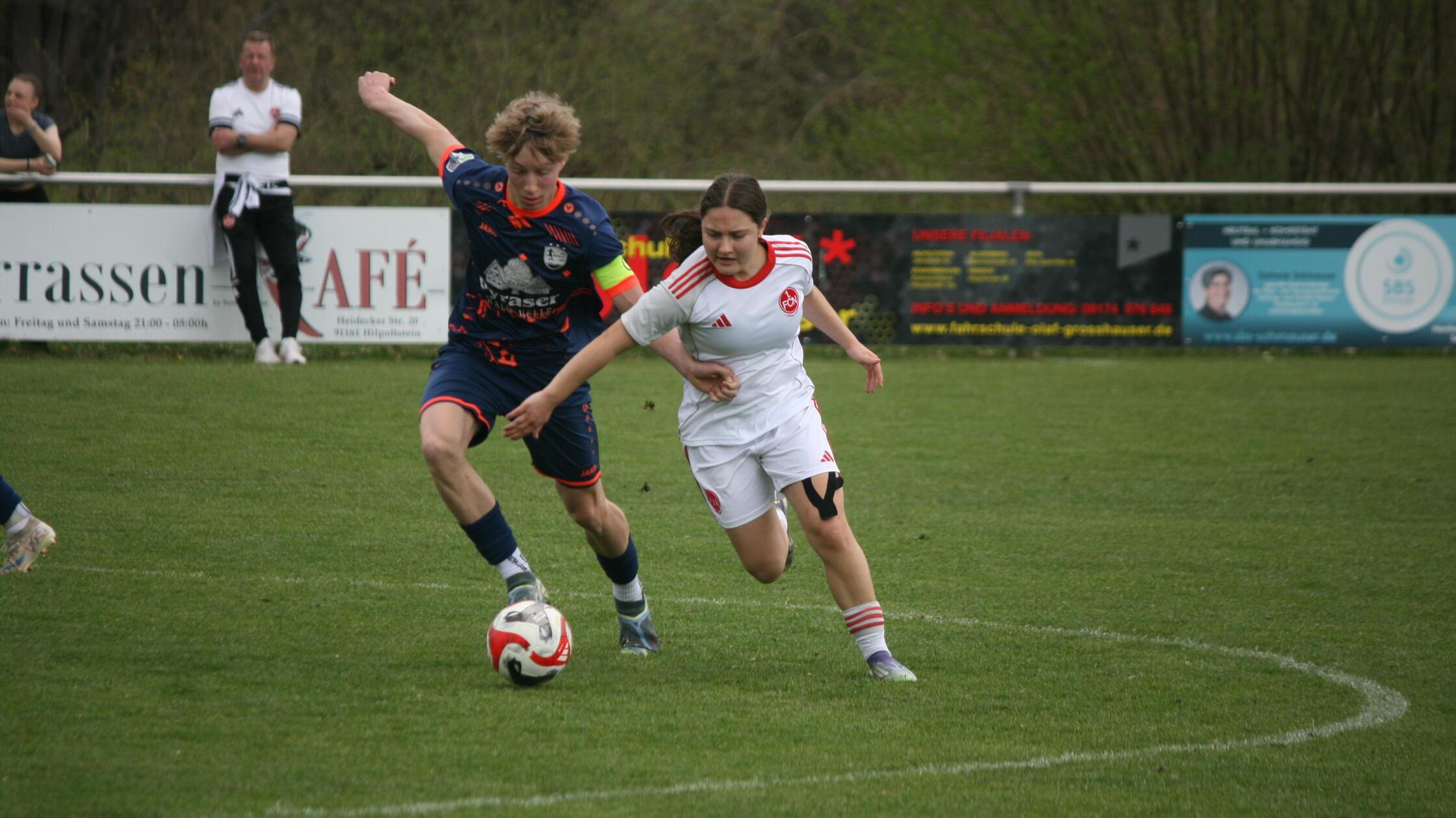 JFG-Kapitän Lukas Miehling (li.) im Zweikampf.