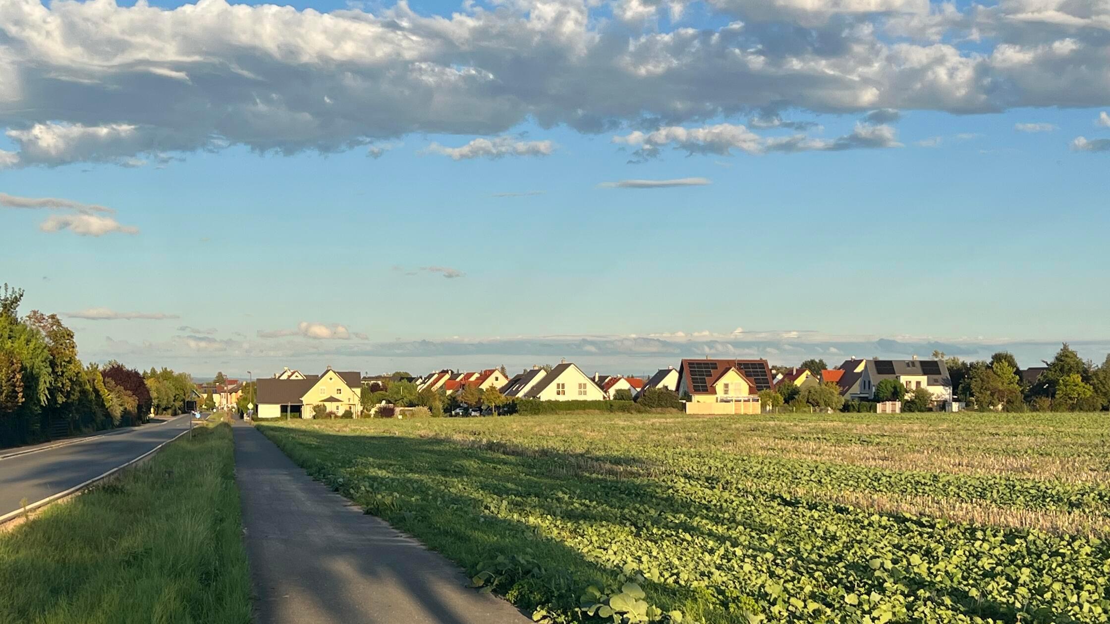 Hier, am Tuchenbacher Weg, will der Gemeinderat Me