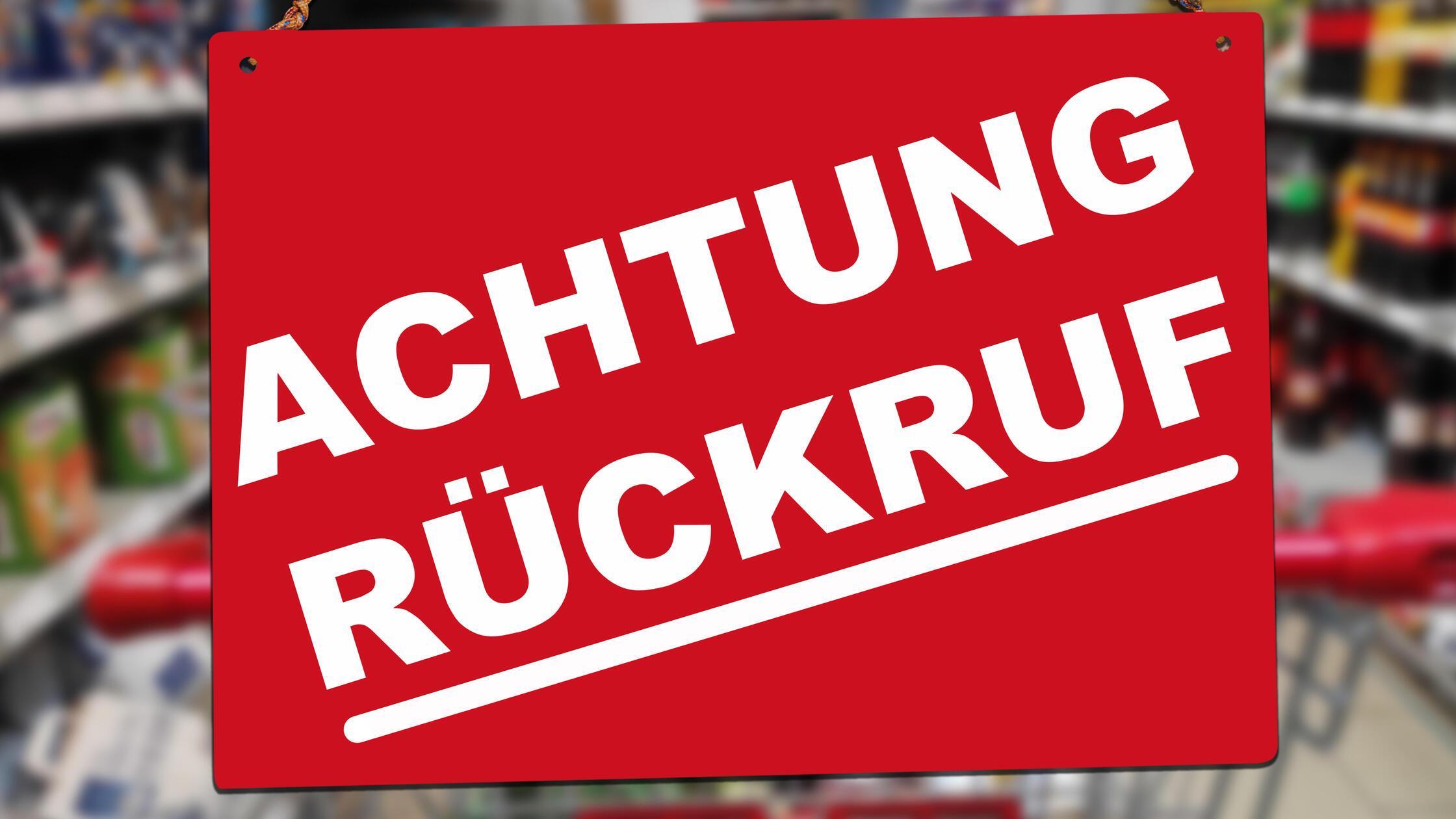 ACHTUNG RÜCKRUF, steht auf einem Schild vor einem 