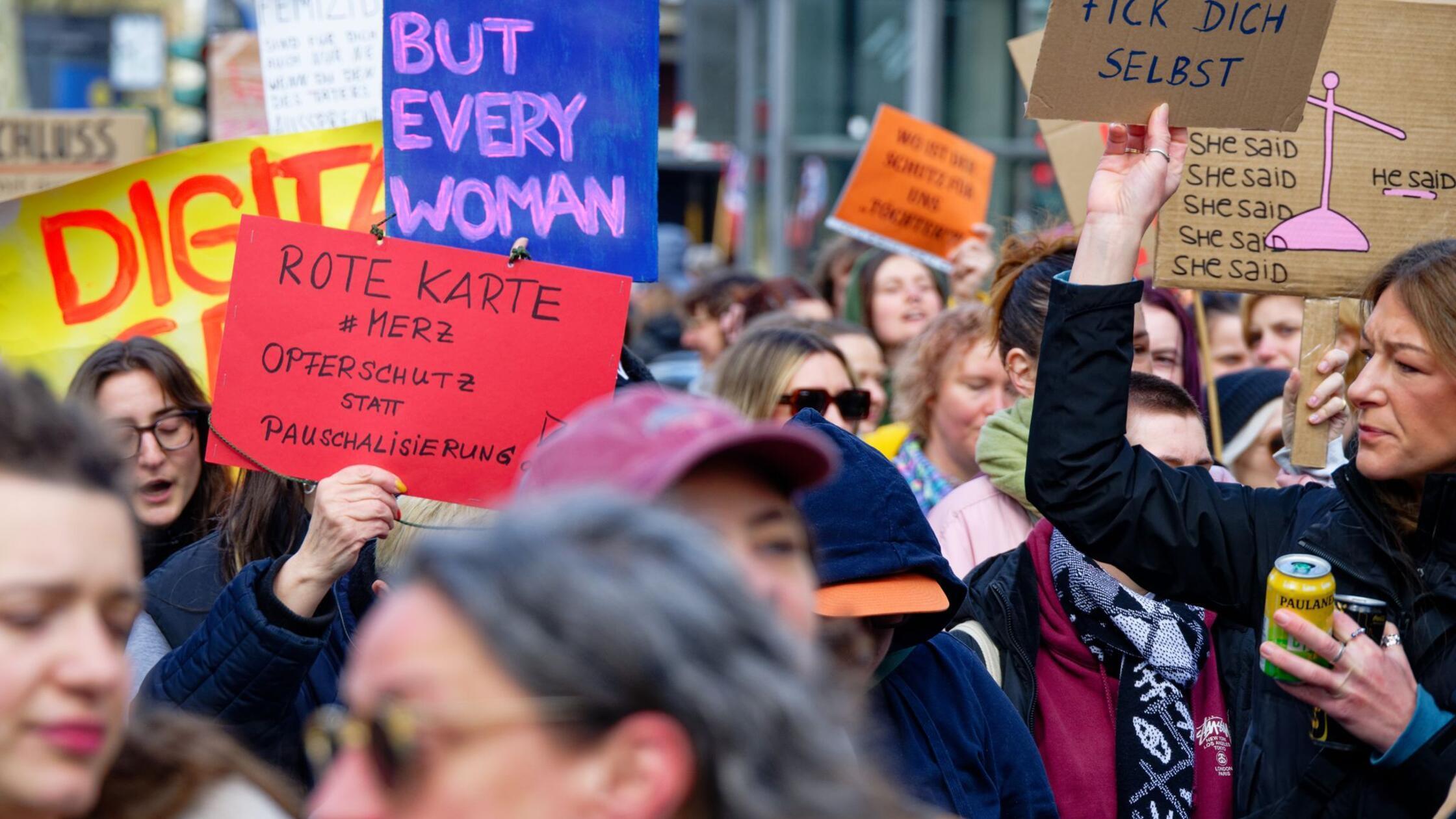 Teilnehmer einer Demonstration "Gegen Patriarchale