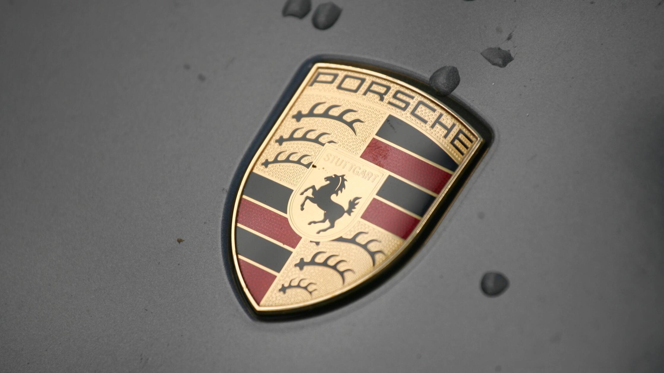 Das Logo von Porsche 04.04.2020 *** The logo of Po