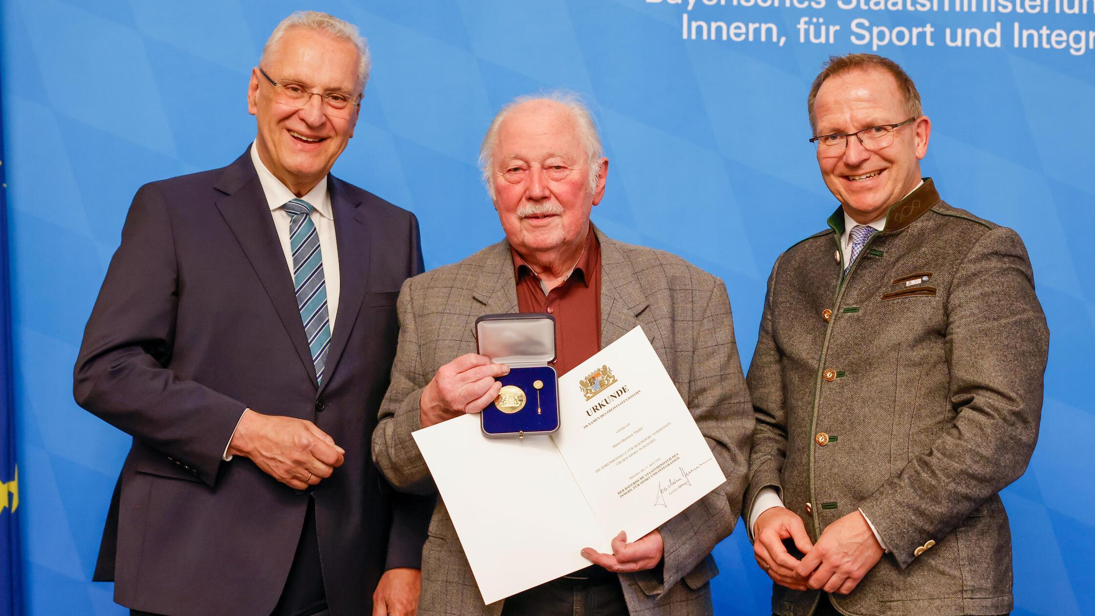 Ehrenmedaille Hartmut Täufer