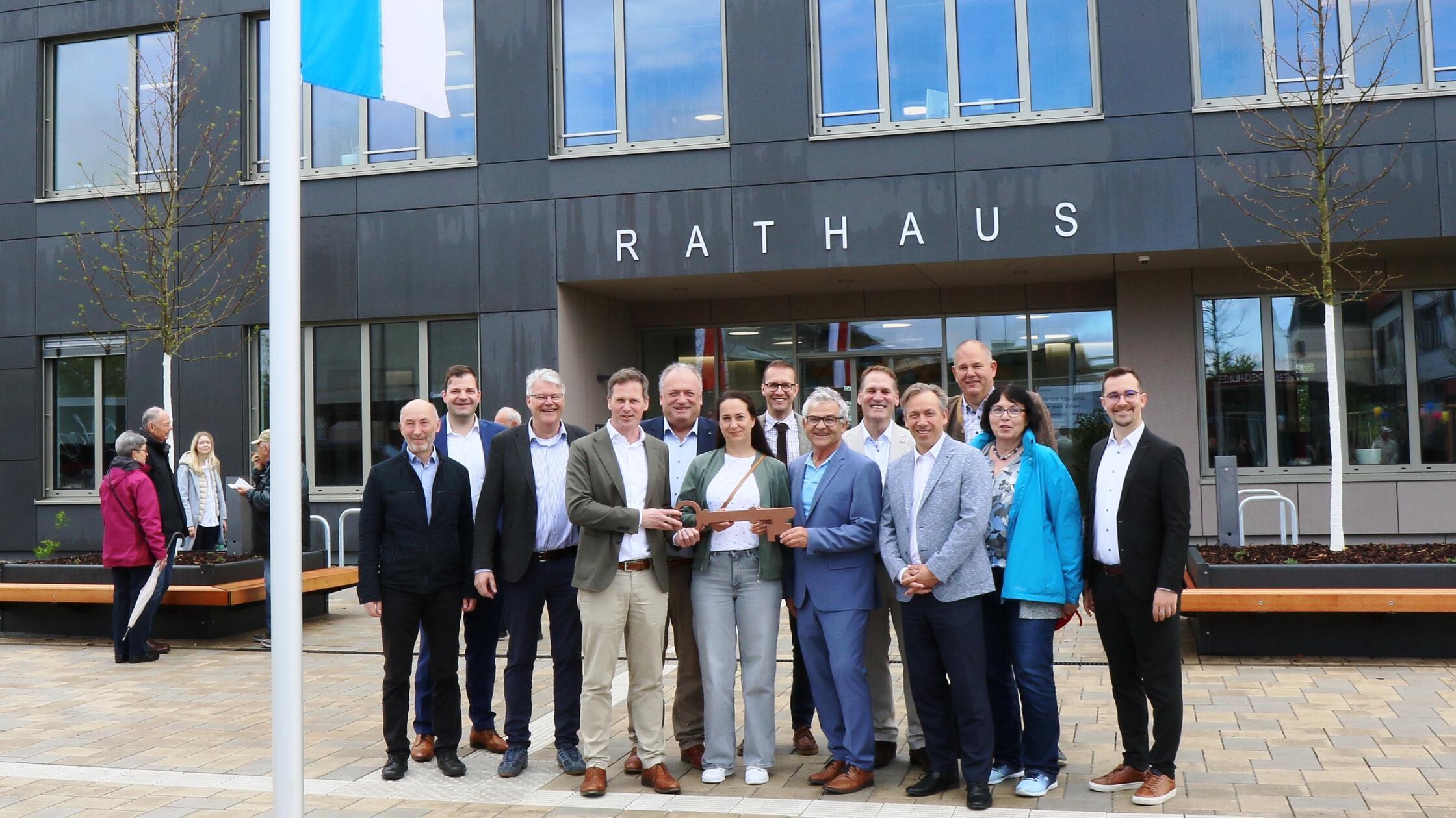 Symbolische Schlüsselübergabe für das neue Rathaus