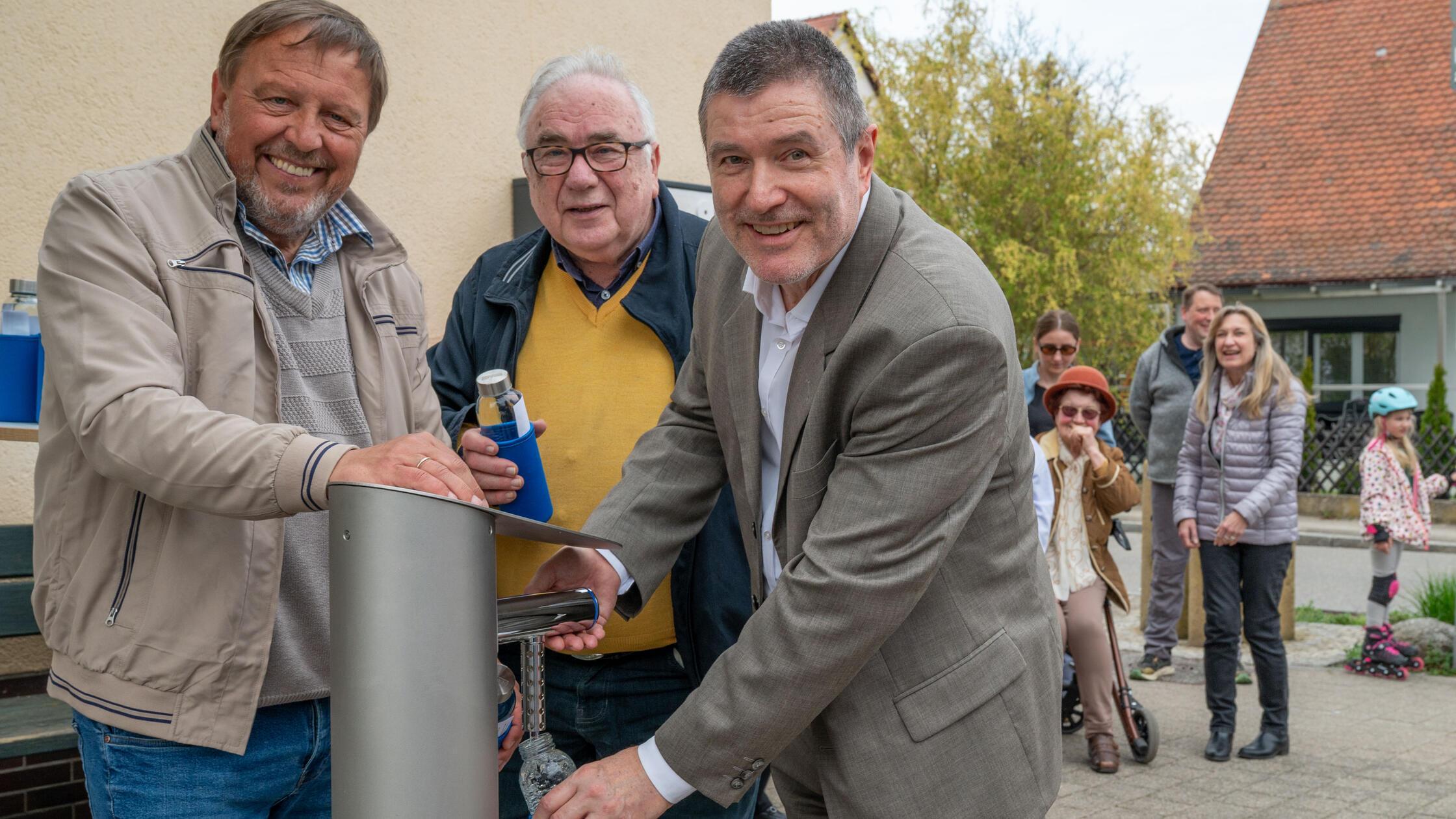 Bürgermeister Jürgen Spahl (rechts) füllt gemeinsa