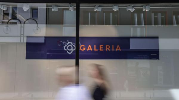 Frauen gehen am leeren Schaufenster einer Filiale