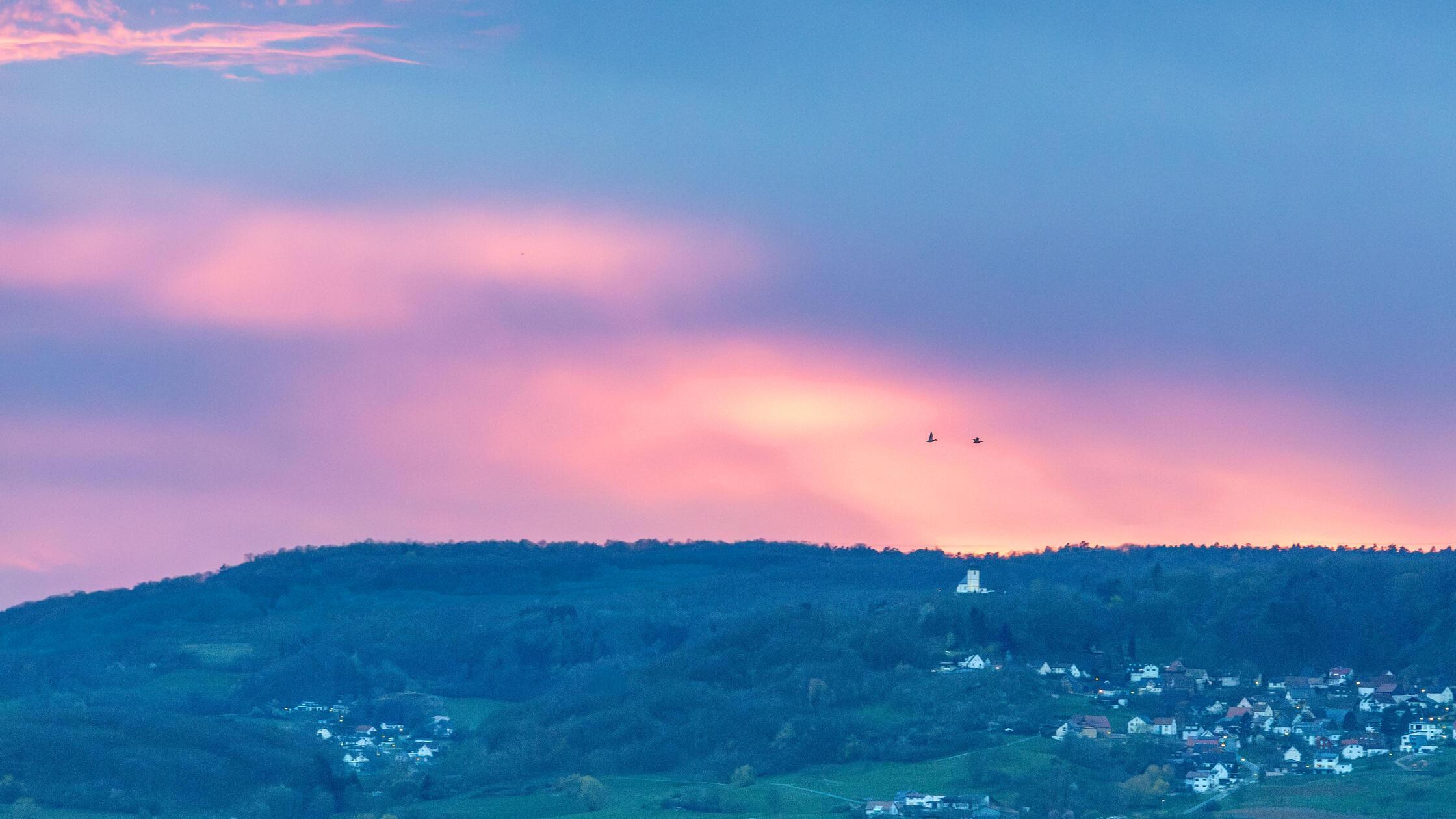 Unsere Leserin hat den Sonnenuntergang hinter der Vexierkapelle am (windigen) Ostersonntag aufgenommen.