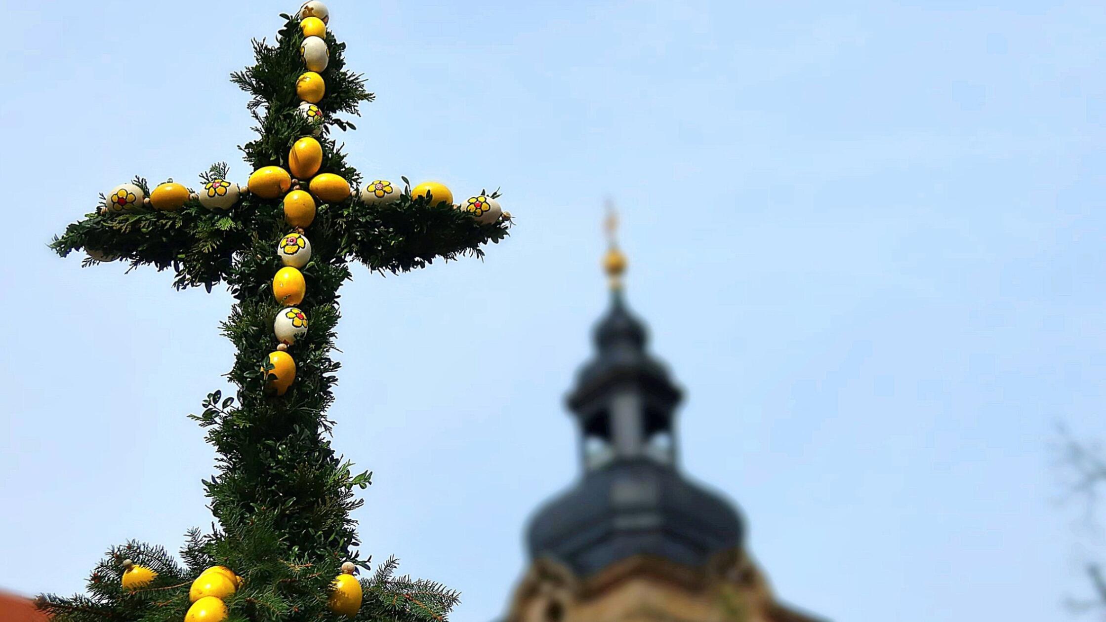 Unser Leser hat die Spitze des Kersbacher Osterbrunnens mit dem Kirchturm im Hintergrund fotografiert.