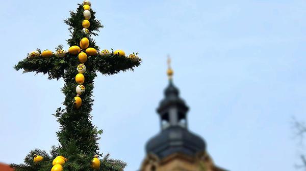 Unser Leser hat die Spitze des Kersbacher Osterbrunnens mit dem Kirchturm im Hintergrund fotografiert.
