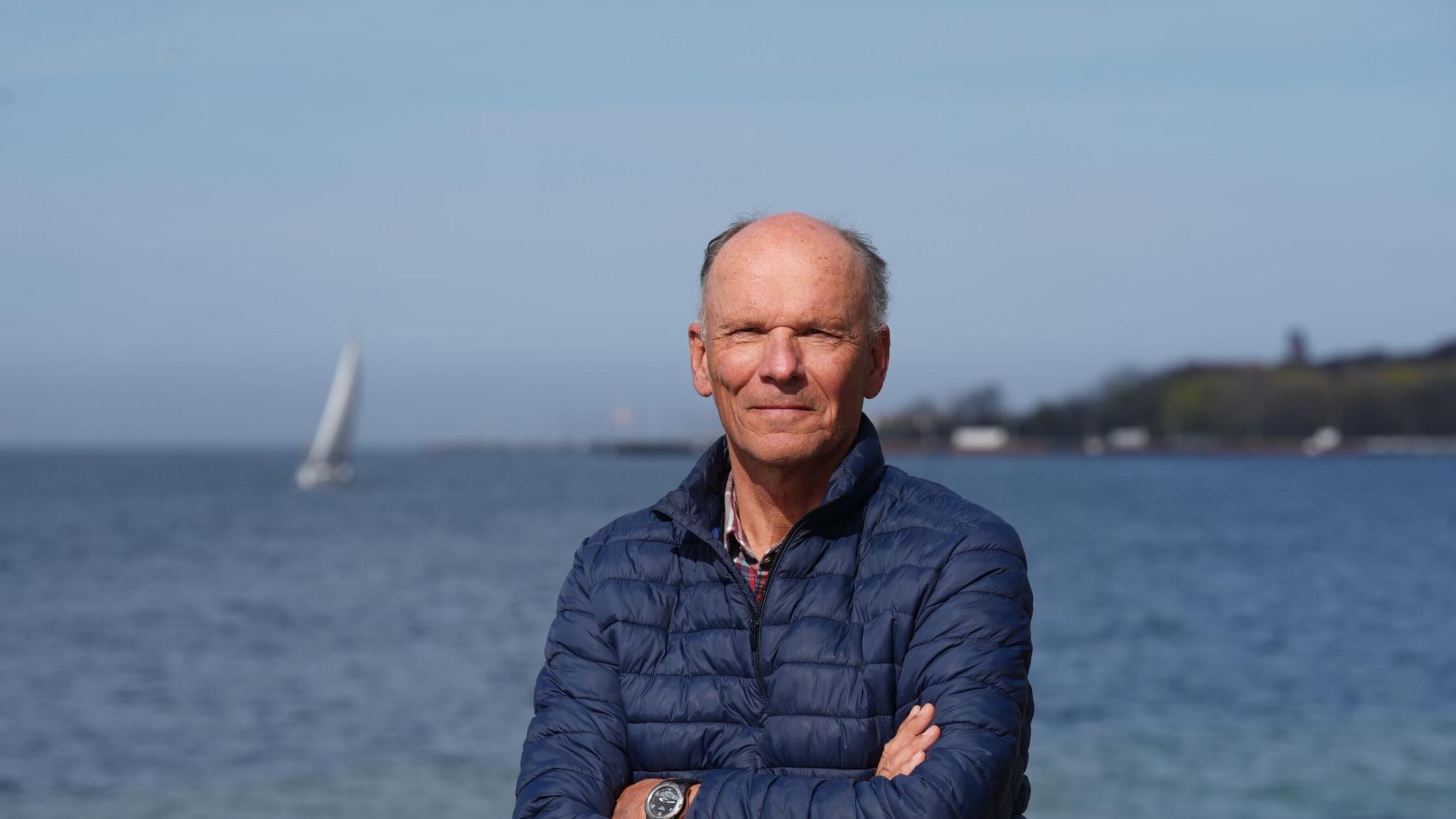 Boris Culik, Meeresbiologe, sitzt Ostseeufer in He