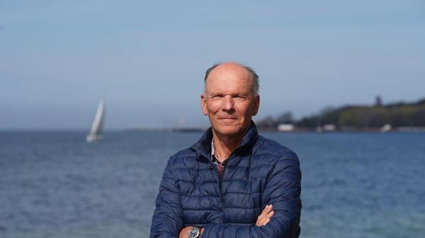 Boris Culik, Meeresbiologe, sitzt Ostseeufer in He