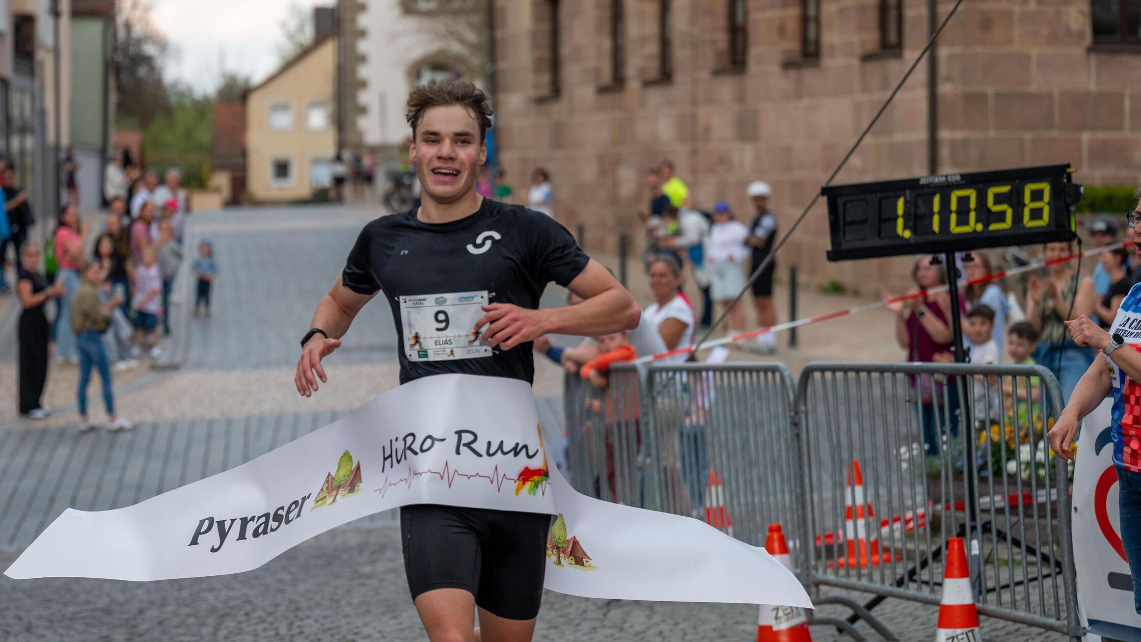 Sieger mit breitem Grinsen: Elias Knoll läuft in 1