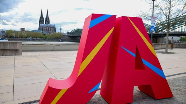 Der Schriftzug „JA“ steht am Rheinufer in Deutz, i