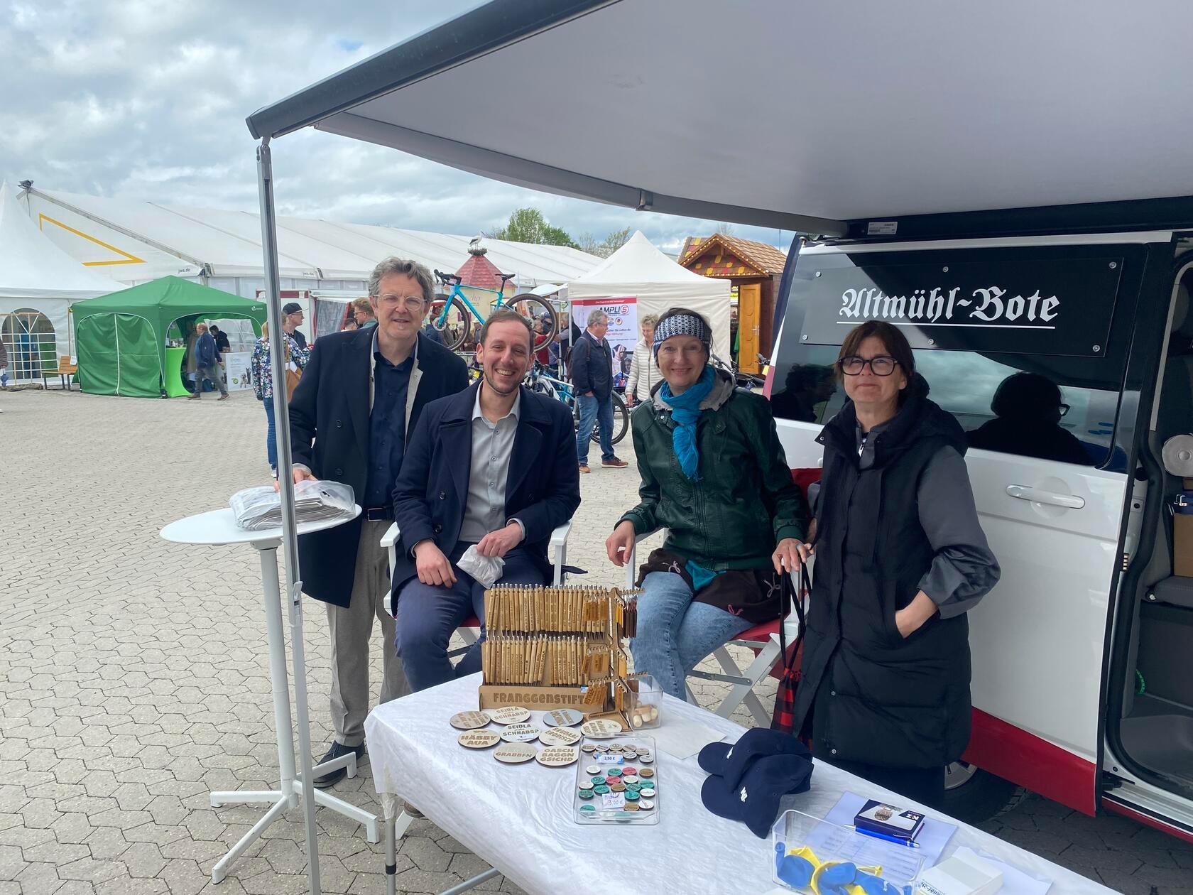 Der designierte Bürgermeister Matthias Hörr schaute auch beim "Altmühl-Boten" vorbei, der mit dem NN.de-Bus auf der Messe war.