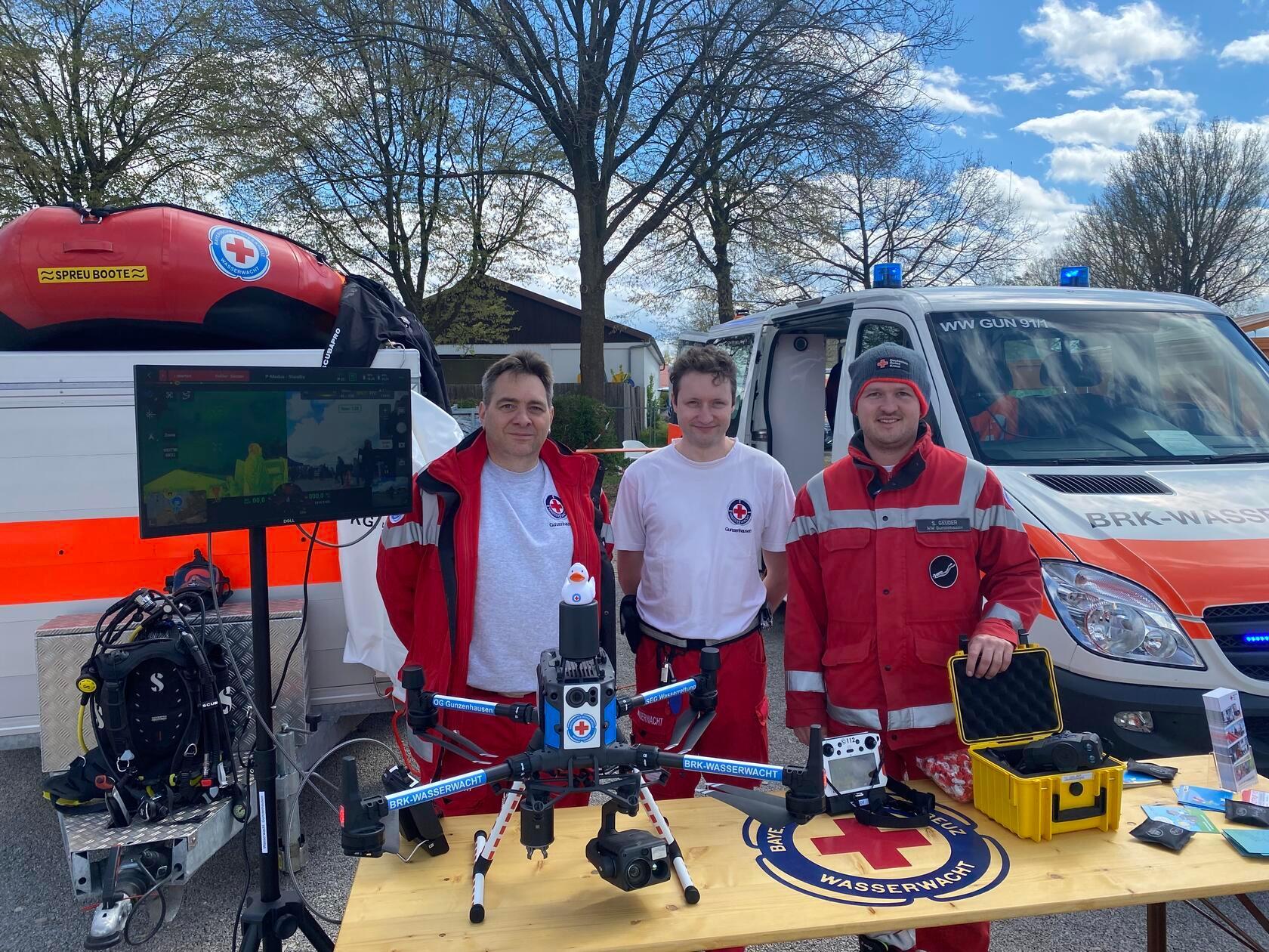 Die Wasserwacht präsentiert beim Blaulichttag auf der „Wir in Altmühlfranken“ ihre Drohne. Auf dem Bildschirm links ist das Wärmebild erkennbar.