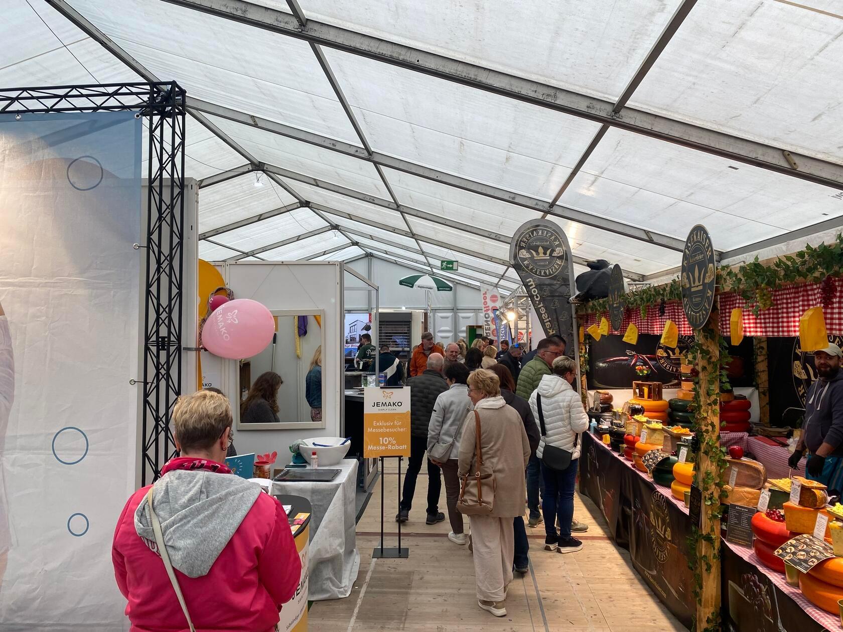 Eine geübte Nase konnte den Käsestand schon vom Eingang erschnüffeln.