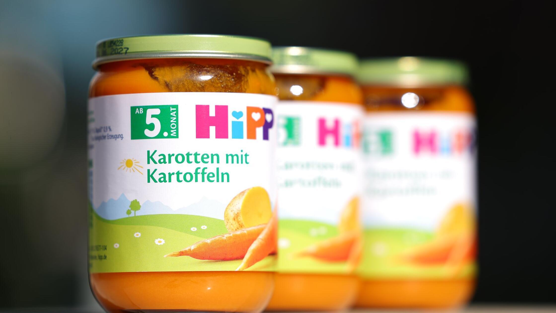 Hipp-Babykostgläschen stehen auf einem Tisch. Hipp