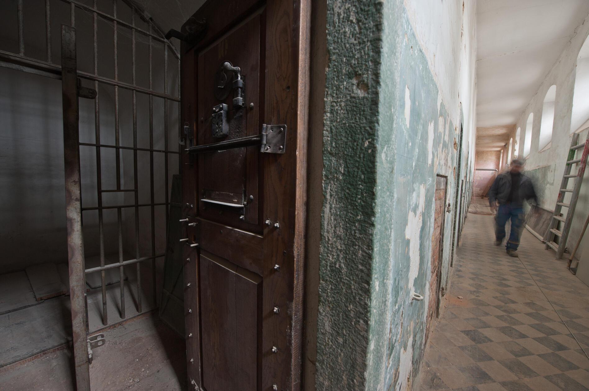 Meterhohe Sandsteinmauern, schwedische Gardinen, ein echter Kerker: Das Hotel Fronfeste in Amberg residiert in einem mehr als 300 Jahre alten, denkmalgeschützten Gefängnisgebäude. Wer hier einzieht, übernachtet hinter Gittern, ohne sich dafür strafbar gemacht zu haben. Gäste können aus 30 einzigartigen Zellen wählen.