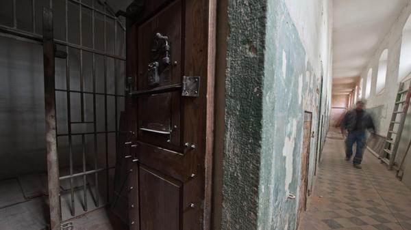 Meterhohe Sandsteinmauern, schwedische Gardinen, ein echter Kerker: Das Hotel Fronfeste in Amberg residiert in einem mehr als 300 Jahre alten, denkmalgeschützten Gefängnisgebäude. Wer hier einzieht, übernachtet hinter Gittern, ohne sich dafür strafbar gemacht zu haben. Gäste können aus 30 einzigartigen Zellen wählen.