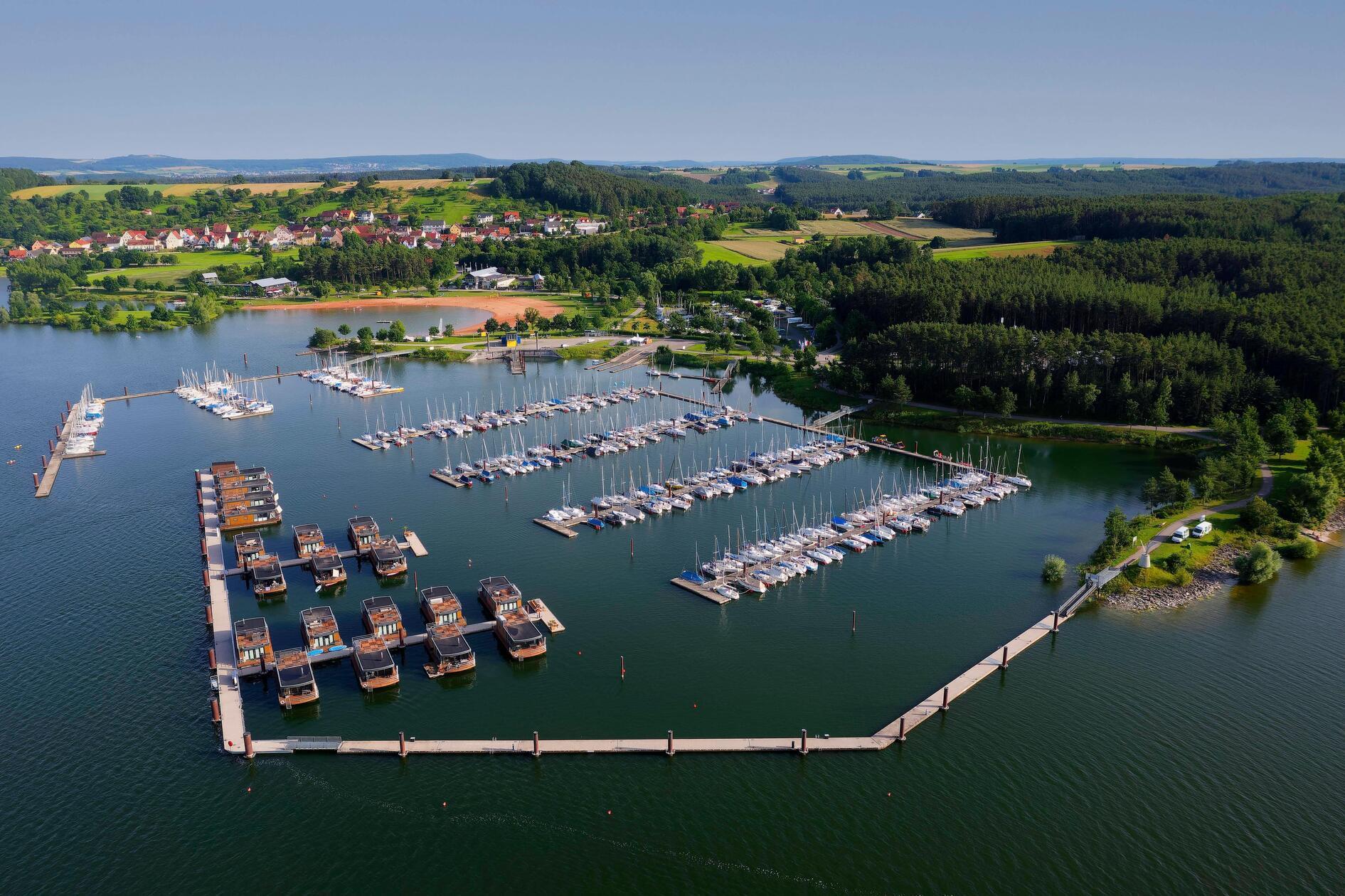 Direkt über dem Wasser schlafen, Panoramablick inklusive: Im Floating Village am Brombachsee liegen die Wasservillen buchstäblich auf dem See. Jede der 67-Quadratmeter-Villen hat eine eigene Wasserterrasse. Wer will, kann also morgens direkt zum Wachwerden ins Wasser springen.
