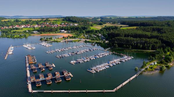 Direkt über dem Wasser schlafen, Panoramablick inklusive: Im Floating Village am Brombachsee liegen die Wasservillen buchstäblich auf dem See. Jede der 67-Quadratmeter-Villen hat eine eigene Wasserterrasse. Wer will, kann also morgens direkt zum Wachwerden ins Wasser springen.