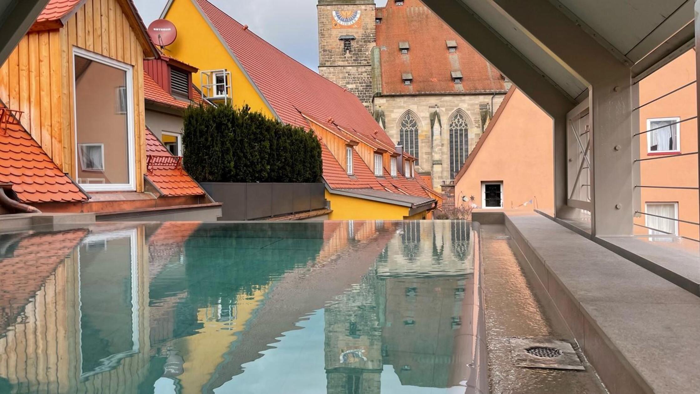 Wo Queen Victoria und deutsche Kaiser einst nächtigten, plantschen heute Hotelgäste im Infinitypool mit direktem Blick aufs Dinkelsbühler Münster, in dem auch bereits die Netflix-Sisi-Serie gedreht wurde. Das Hotel Goldene Rose im Herzen der Dinkelsbühler Altstadt wurde für rund 20 Millionen Euro saniert, vier Gebäude wurden zusammengelegt. 