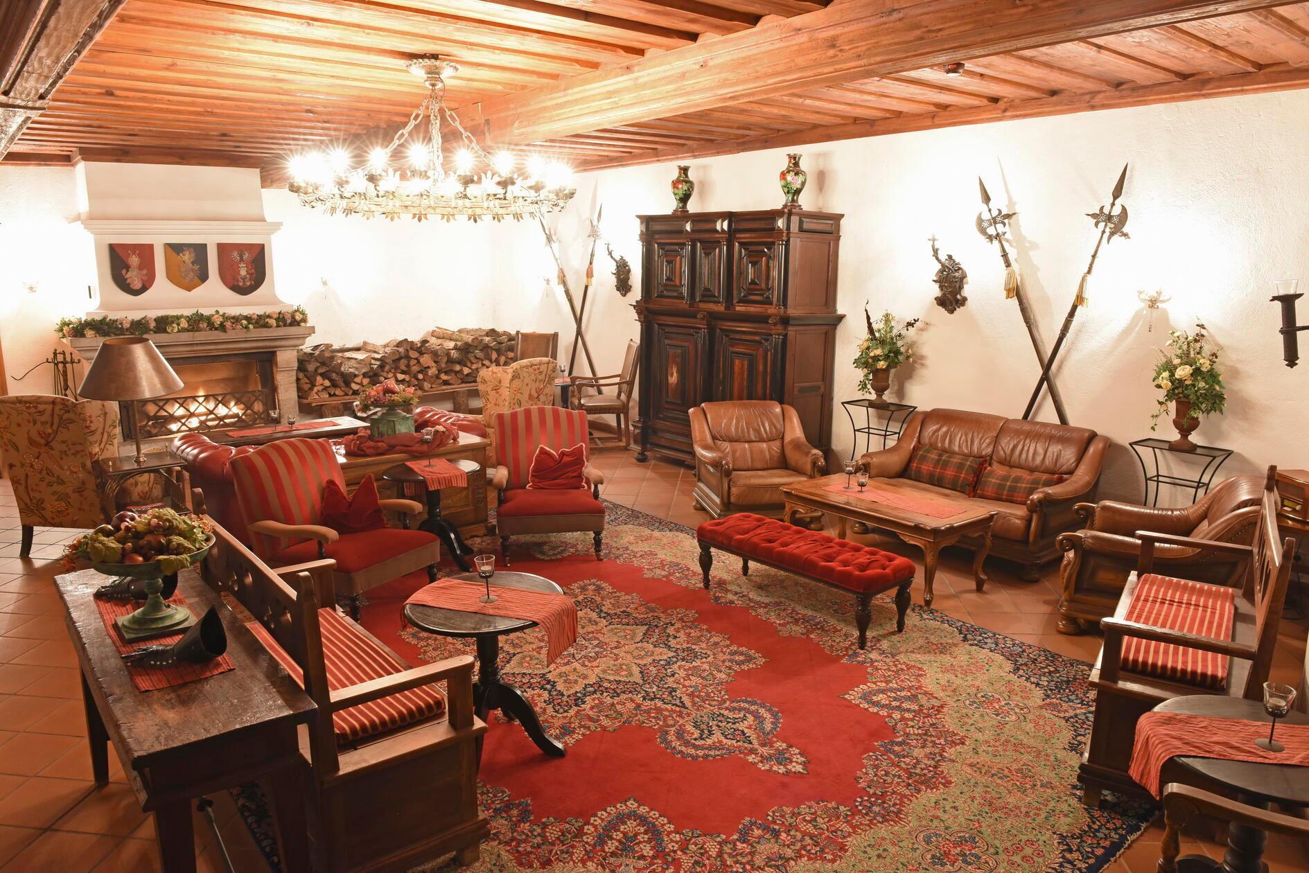 Schlafen auf einer echten mittelalterlichen Burg - mit Blick ins Ailsbachtal: Die 22 Zimmer und Suiten der Burg Rabenstein sind individuell eingerichtet, tagsüber wartet das Programm gleich nebenan. Wer will, besichtigt Rittersäle, taucht in die Tropfsteinwelt der Sophienhöhle ab, darunter eines der vollständigsten Höhlenbärenskelette weltweit, oder schaut bei der Falknerei zu.