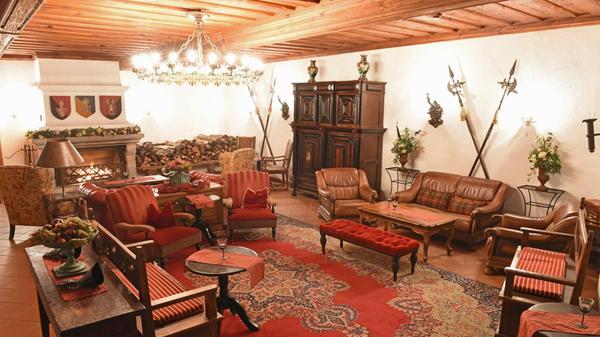 Schlafen auf einer echten mittelalterlichen Burg - mit Blick ins Ailsbachtal: Die 22 Zimmer und Suiten der Burg Rabenstein sind individuell eingerichtet, tagsüber wartet das Programm gleich nebenan. Wer will, besichtigt Rittersäle, taucht in die Tropfsteinwelt der Sophienhöhle ab, darunter eines der vollständigsten Höhlenbärenskelette weltweit, oder schaut bei der Falknerei zu.