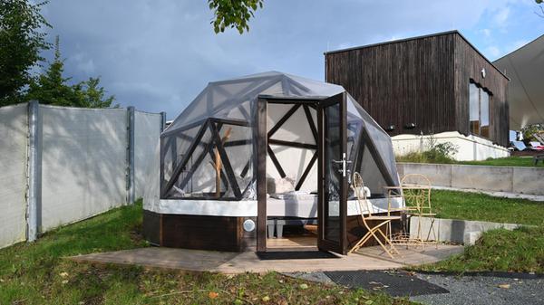 Halb Iglu, halb Raumschiff: Im Saunagarten der Altmühltherme Treuchtlingen steht der futuristische Sleepdome, der ein besonderes Übernachtungserlebnis ermöglicht. Die Therme selbst nennt ihn „Einzimmer-Tausendsterne-Hotel" - und in Absprache mit den Saunameistern können Gäste des Sleepdomes teilweise auch nach Ende der Öffnungszeiten die ein oder andere Sauna noch nutzen.