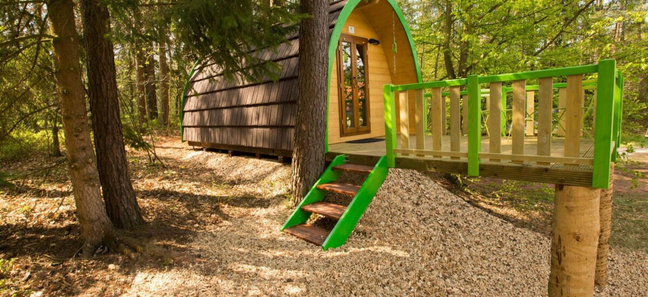 Camping, aber irgendwie anders: Am Waldcamping Brombach in Pleinfeld übernachten Gäste in Holzfässern direkt am Waldrand - von der Kindervariante bis zum Penthouse Pod mit Holzterrasse für vier Personen. Wem das Fass noch zu gewöhnlich ist, kann aber auch im Safarizelt oder Zirkuswagen schlafen. 