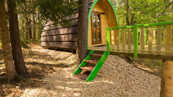 Camping, aber irgendwie anders: Am Waldcamping Brombach in Pleinfeld übernachten Gäste in Holzfässern direkt am Waldrand - von der Kindervariante bis zum Penthouse Pod mit Holzterrasse für vier Personen. Wem das Fass noch zu gewöhnlich ist, kann aber auch im Safarizelt oder Zirkuswagen schlafen.