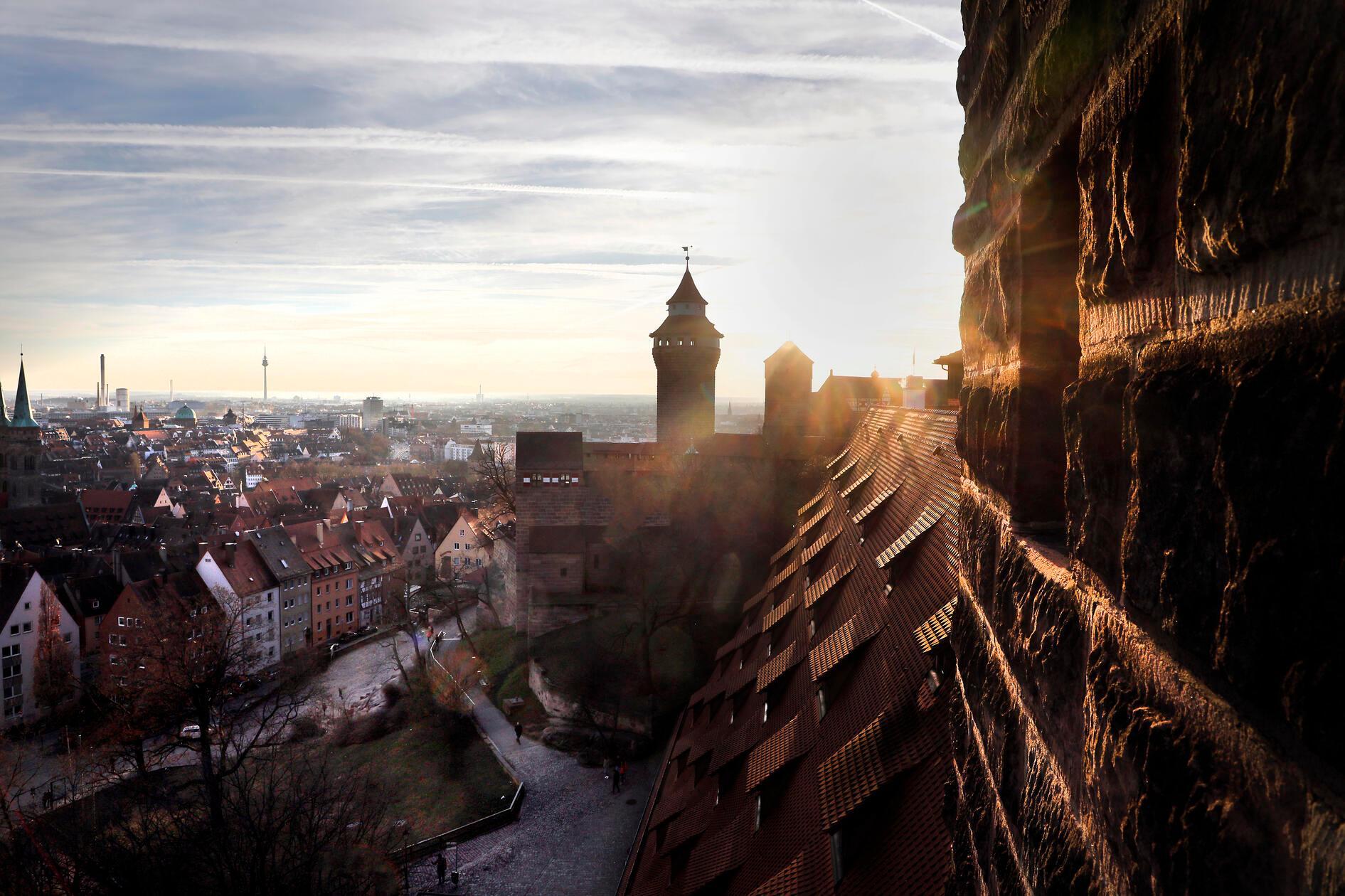 Schlafen, wo vor Hunderten von Jahren Ritter lebten? Hoch oben, mitten in Nürnberg thront nicht nur die Kaiserburg als das Wahrzeichen der Stadt, hier liegt auch eine der ältesten Jugendherbergen Deutschlands. Direkt neben der Kaiserburg, mit Blick auf die Nürnberger Altstadt: Die Jugendherberge punktet mit mittelalterlichem Gewölbe im Inneren.