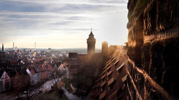 Schlafen, wo vor Hunderten von Jahren Ritter lebten? Hoch oben, mitten in Nürnberg thront nicht nur die Kaiserburg als das Wahrzeichen der Stadt, hier liegt auch eine der ältesten Jugendherbergen Deutschlands. Direkt neben der Kaiserburg, mit Blick auf die Nürnberger Altstadt: Die Jugendherberge punktet mit mittelalterlichem Gewölbe im Inneren.