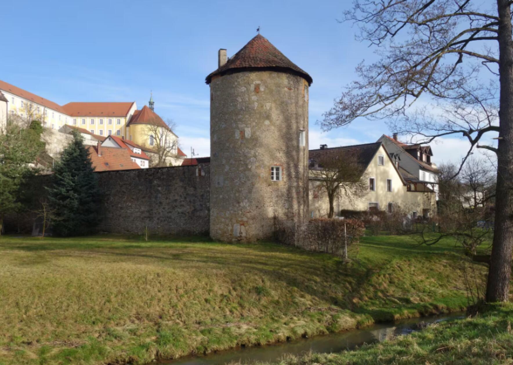 Ein Wehrturm von 1388, 60 Quadratmeter auf drei Etagen, Blick aufs Schloss und eine Wendeltreppe aus dem 14. Jahrhundert: Wer sich in den Wehrturm in Sulzbach-Rosenberg einbucht, schläft direkt hinter dicken Turmmauern.