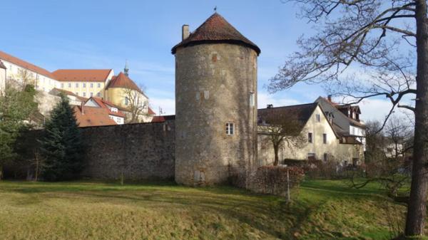 Ein Wehrturm von 1388, 60 Quadratmeter auf drei Etagen, Blick aufs Schloss und eine Wendeltreppe aus dem 14. Jahrhundert: Wer sich in den Wehrturm in Sulzbach-Rosenberg einbucht, schläft direkt hinter dicken Turmmauern.