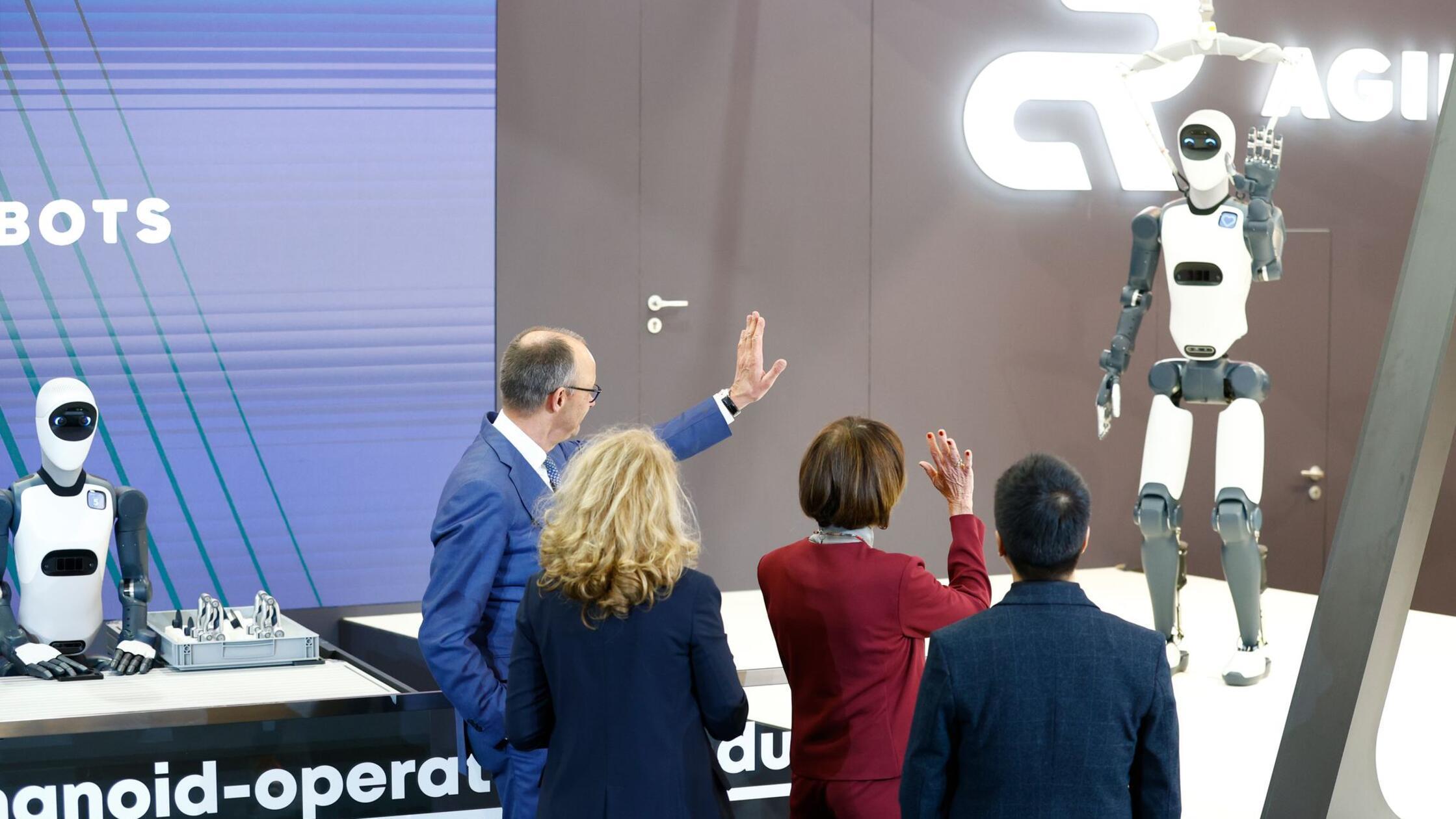 Bundeskanzler Friedrich Merz (CDU, l) steht beim E