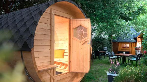 In Höchstadt, direkt am Aischgrund liegend, befinden sich ebenso Schlaf-Fässer, die für bis zu vier Personen ausgerichtet sind. Familie Gumbrecht vermietet die Fässer nicht nur, sie betreibt auch ein Café sowie ein Restaurant, in dem sie ihren Gästen klassische gutbürgerliche Gerichte serviert.
