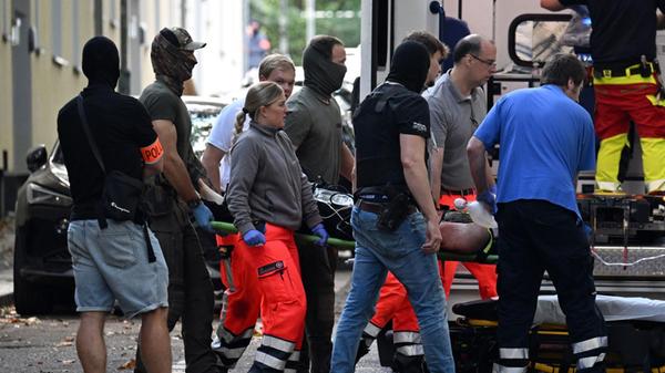 Einsatzkräfte bringen die Trage mit einer verletzt