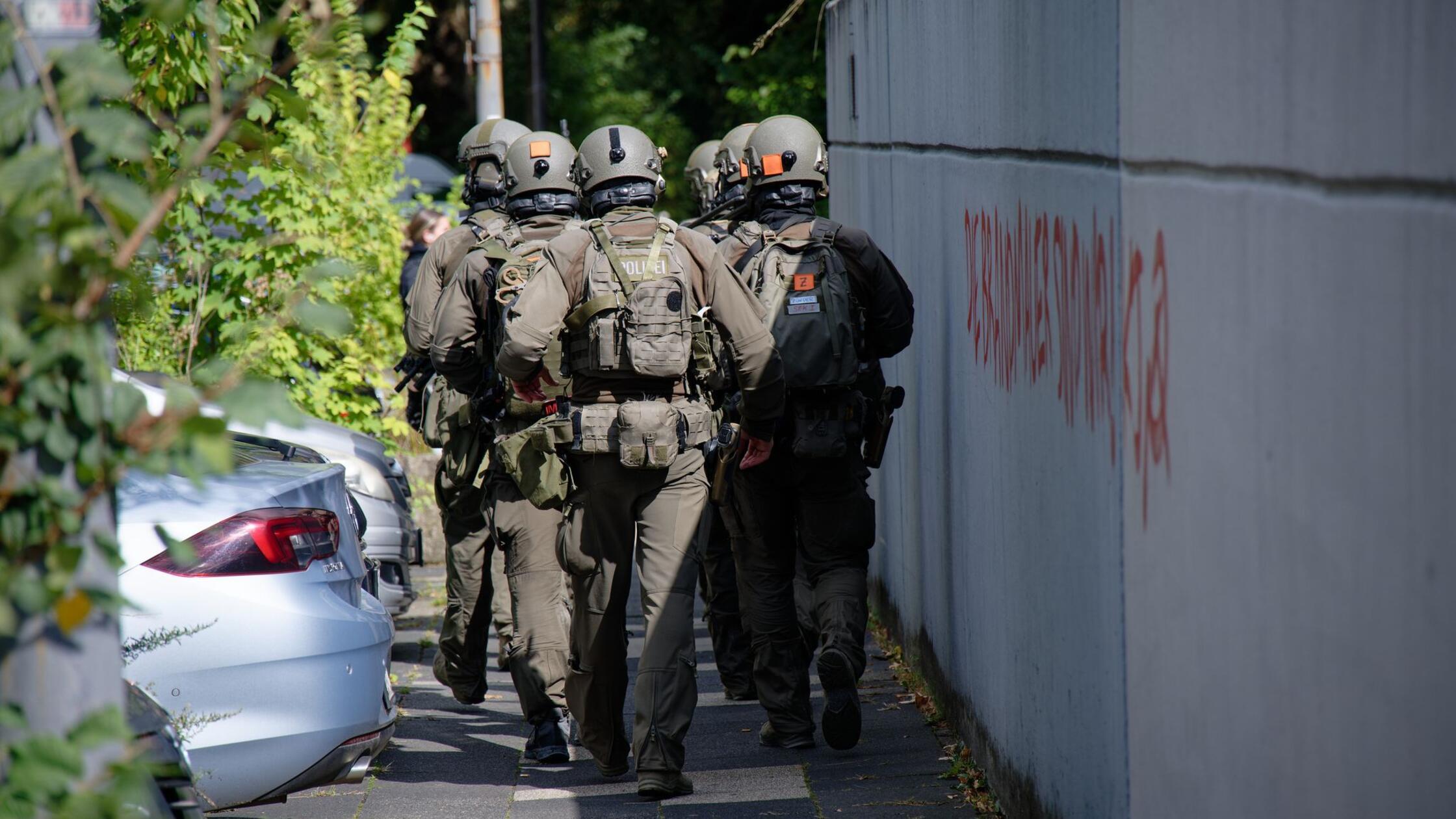 Polizisten in Spezialausrüstung sind in Essen im E