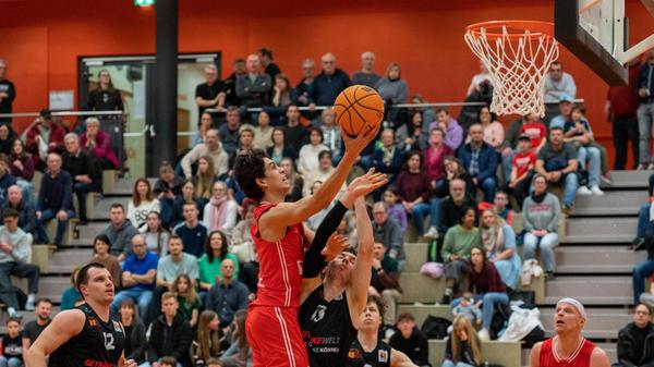 Tyler Jay Rillamas (rot) und die DJK Eggolsheim ha