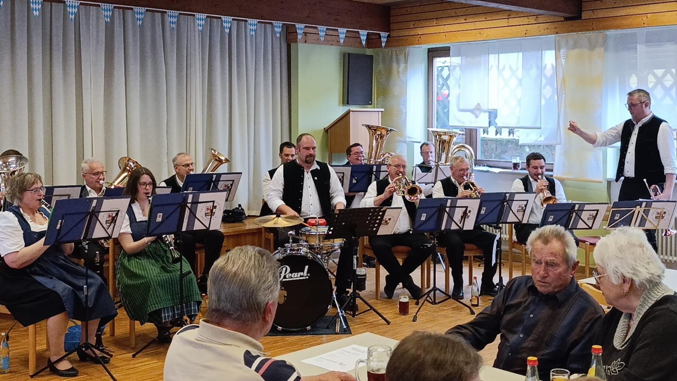 Die Trachtenkapelle Pegnitz unter Leitung von Dani