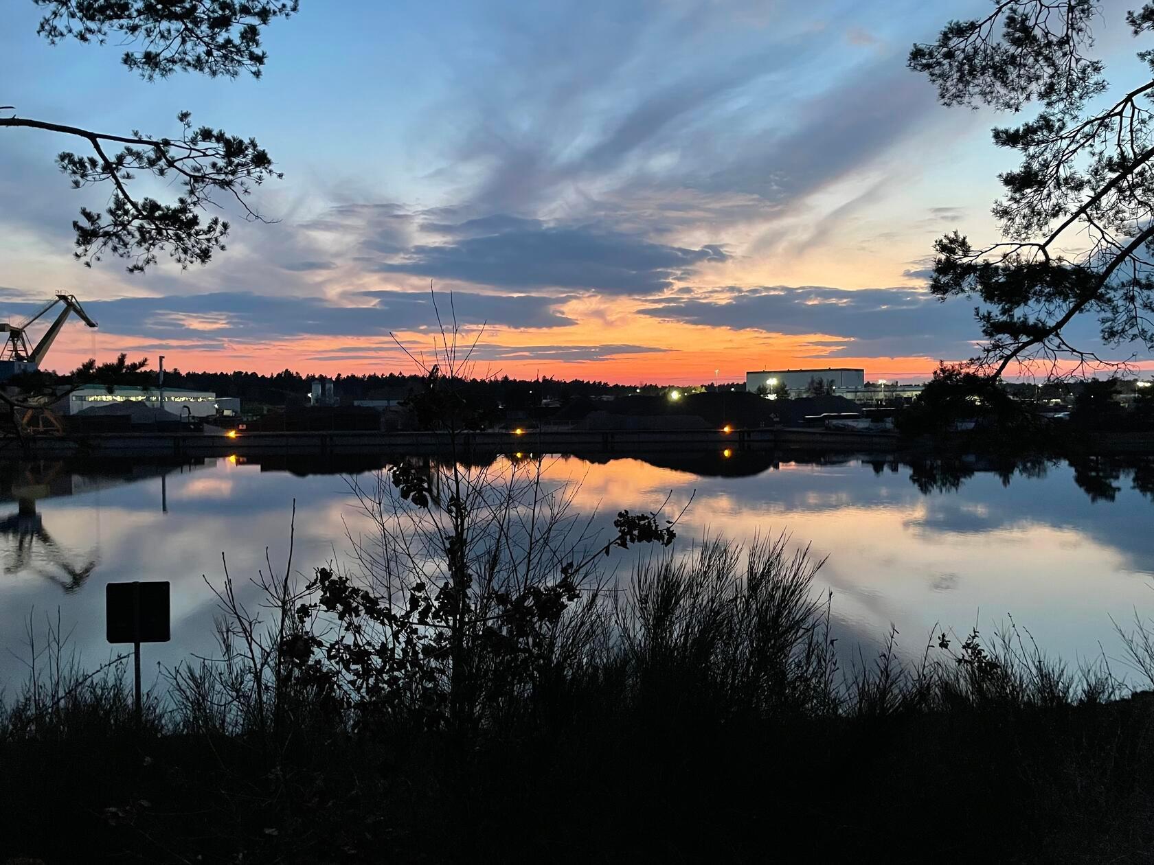 Ein Sonnenuntergang an der Lände in Roth.