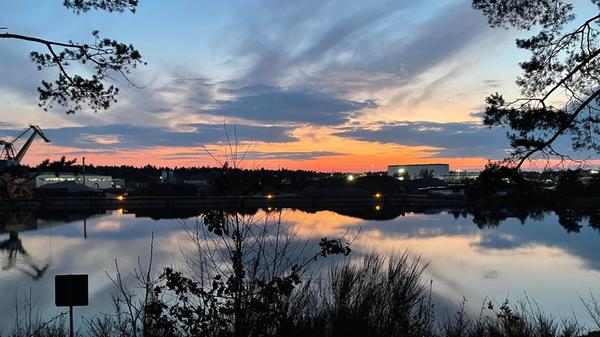 Ein Sonnenuntergang an der Lände in Roth.