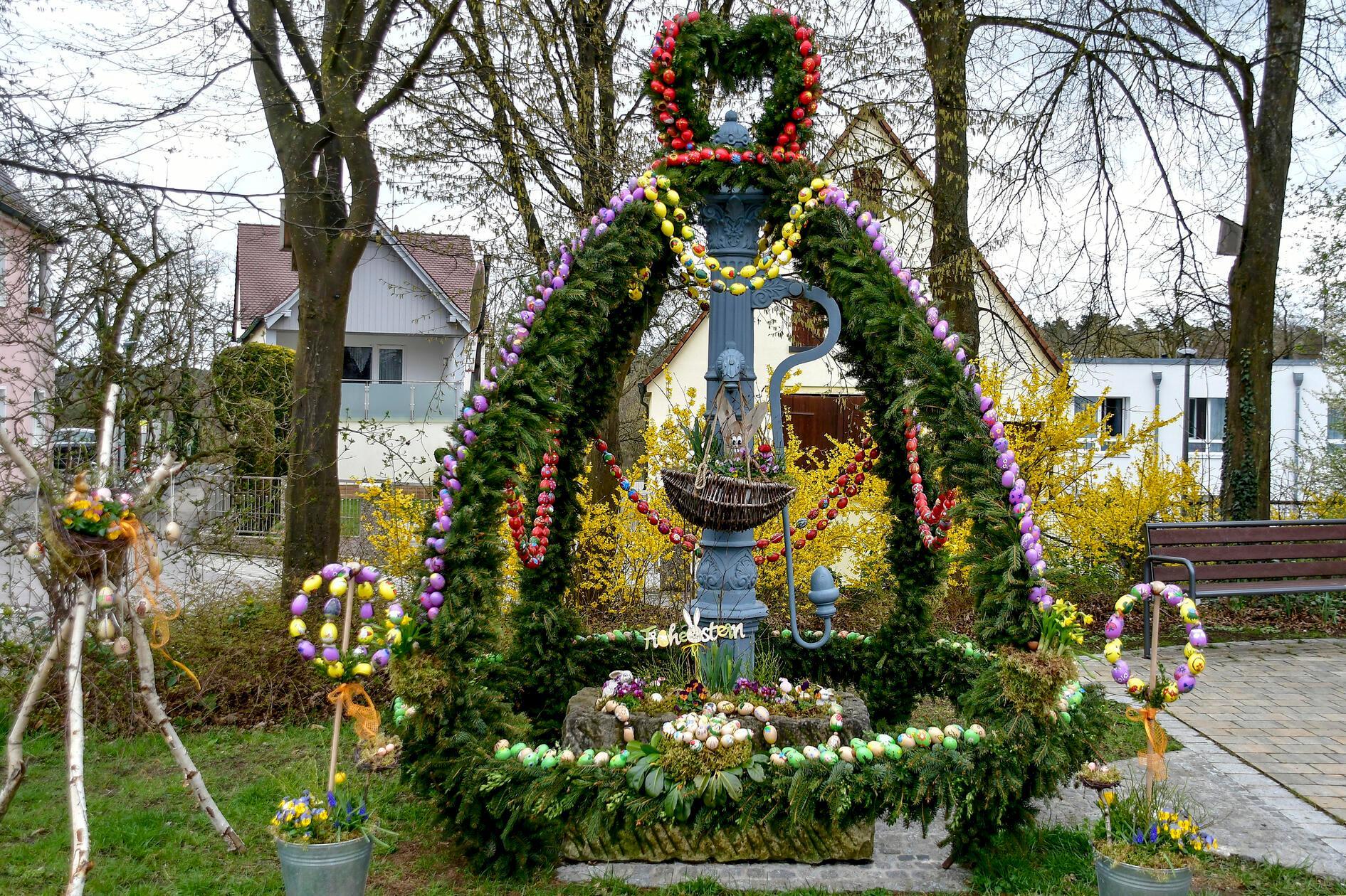 Der Osterbrunnen in Kleinschwarzenlohe.