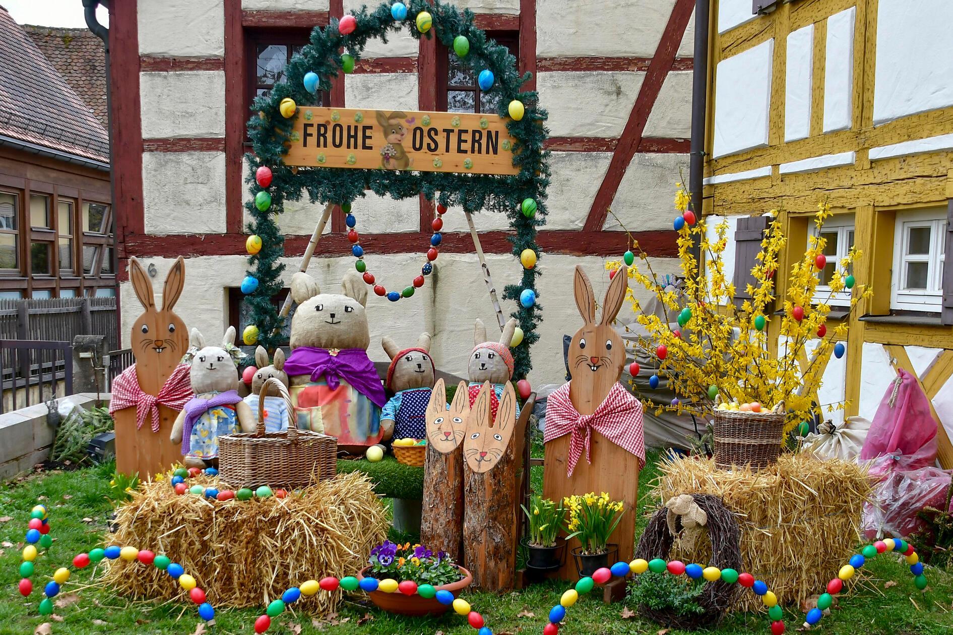 Frohe Ostern wünscht die Osterhasenfamilie aus Kornburg.