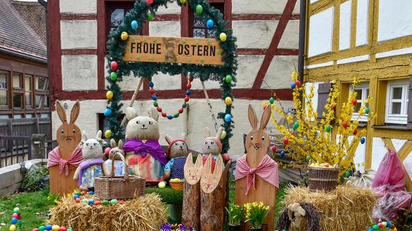 Frohe Ostern wünscht die Osterhasenfamilie aus Kornburg.