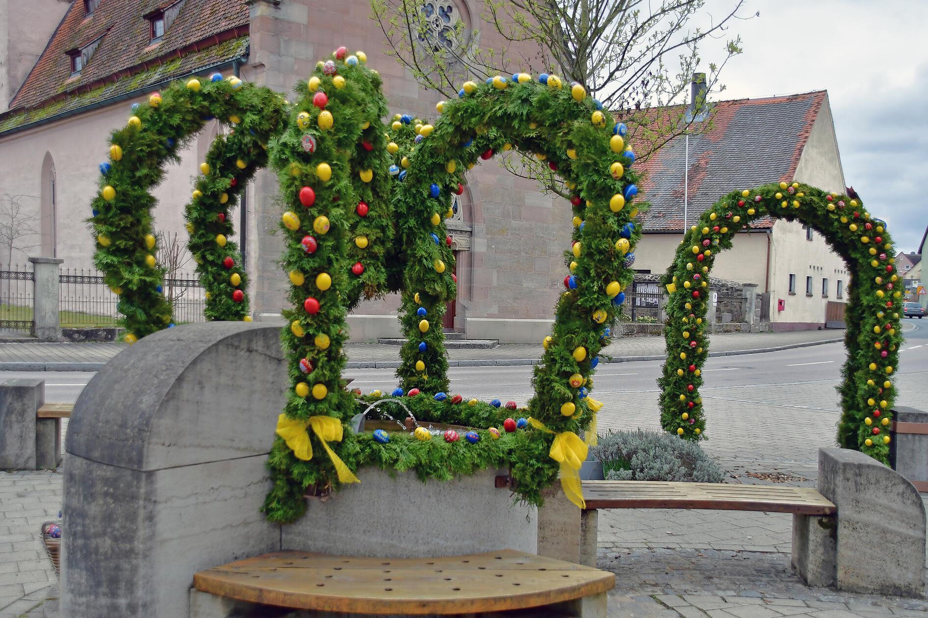 Eine Augenweide der Osterbrunnen in Leerstetten.