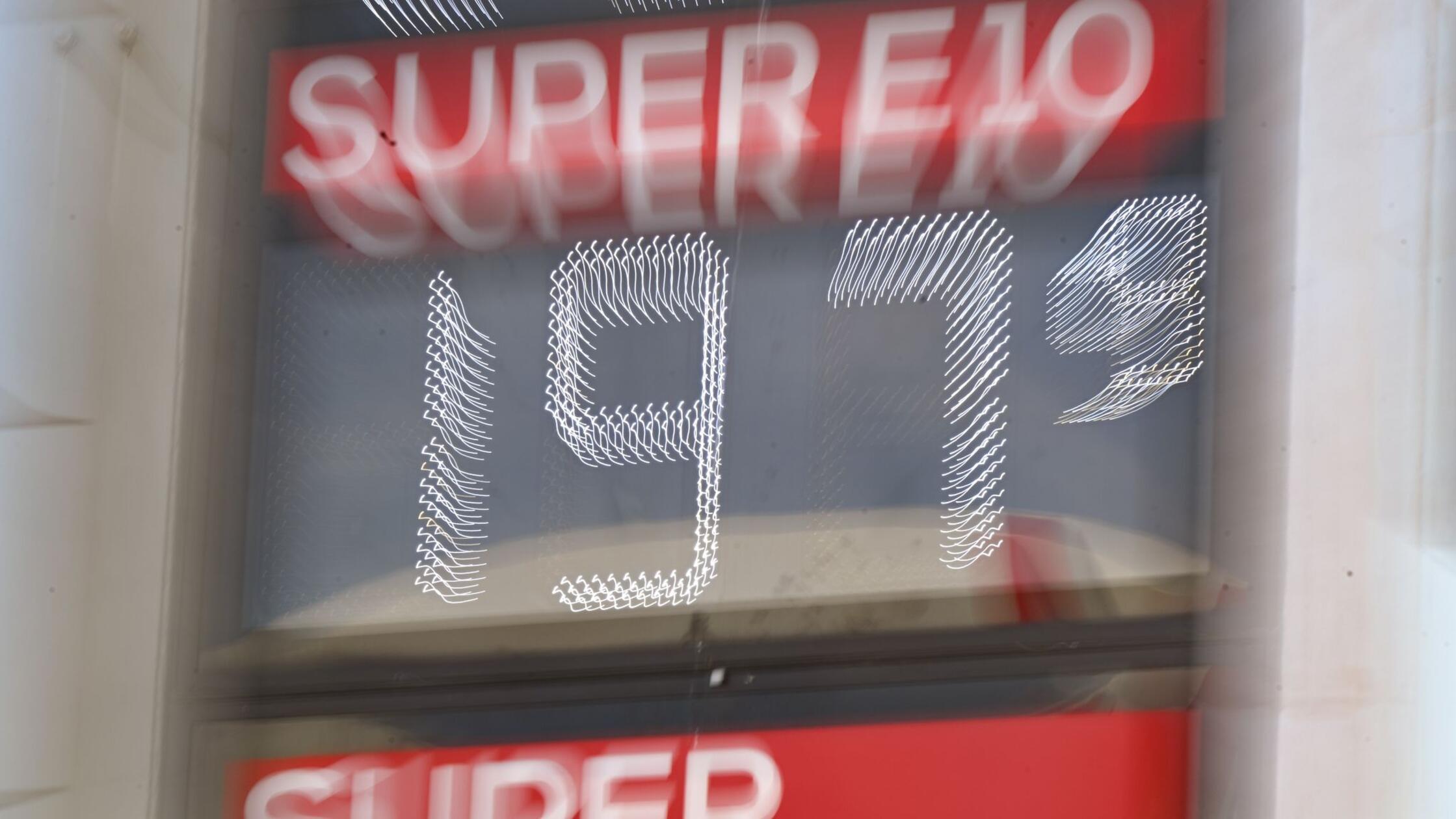 An einer Preisanzeige einer Tankstelle wird ein Pr